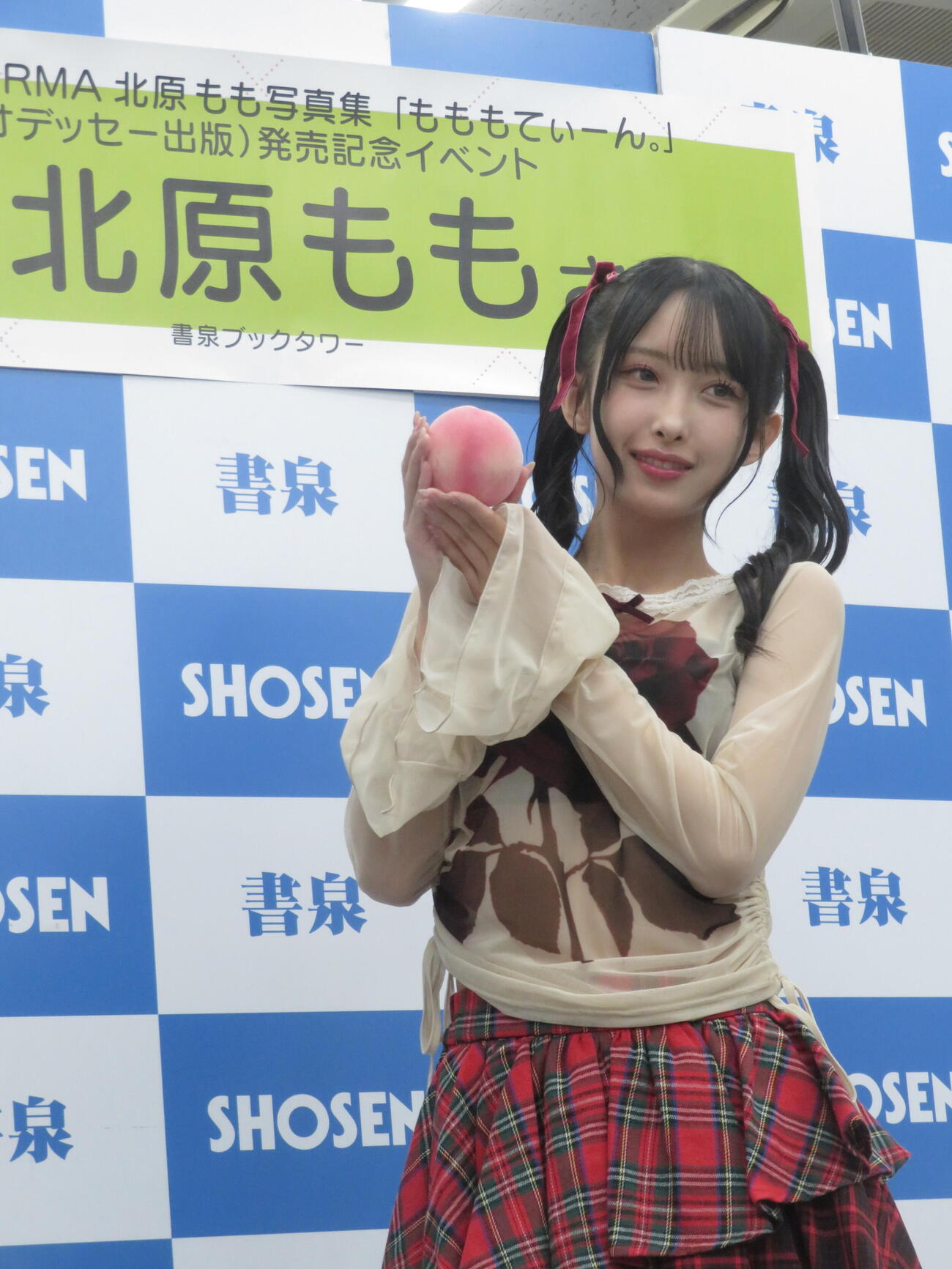 ファースト写真集「もももてぃーん。」発売を記念した取材会に出席した北原もも　