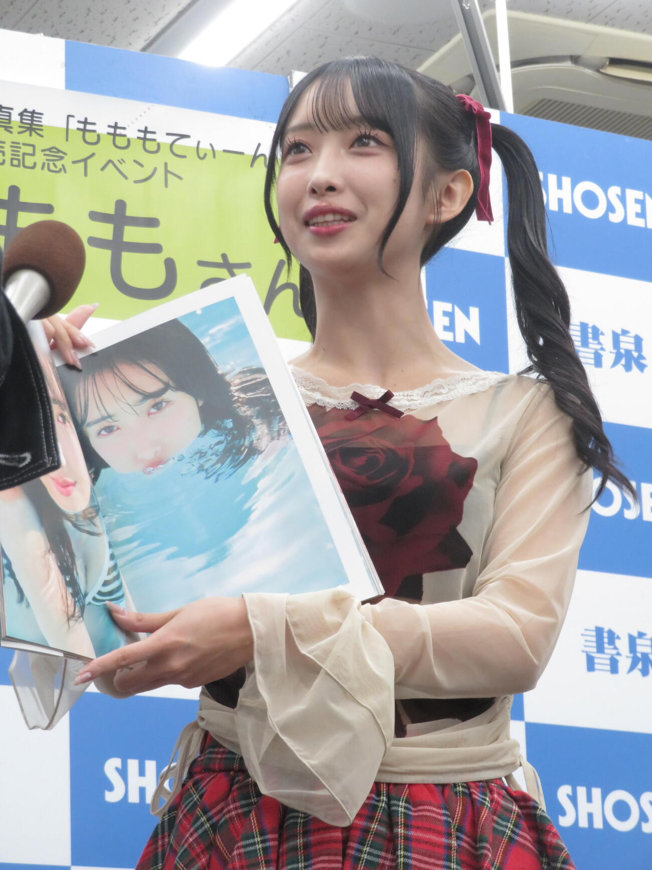 ファースト写真集「もももてぃーん。」発売を記念した取材会で、プールカットを紹介する北原もも