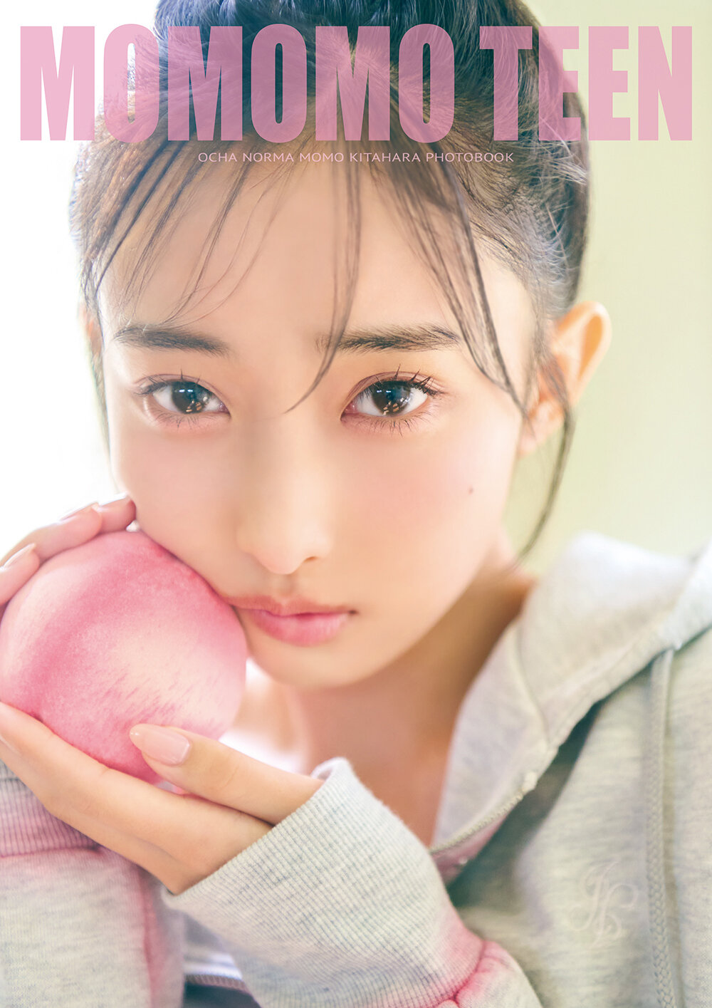 北原ももファースト写真集「もももてぃーん。」書影（田中瞳氏撮影）