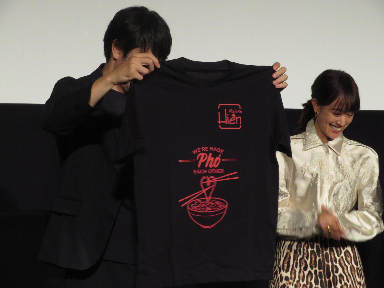 都内で映画「ナギダイアリー」ジャパンプレミアイベントでお土産にもらったTシャツを披露する松山ケンイチ