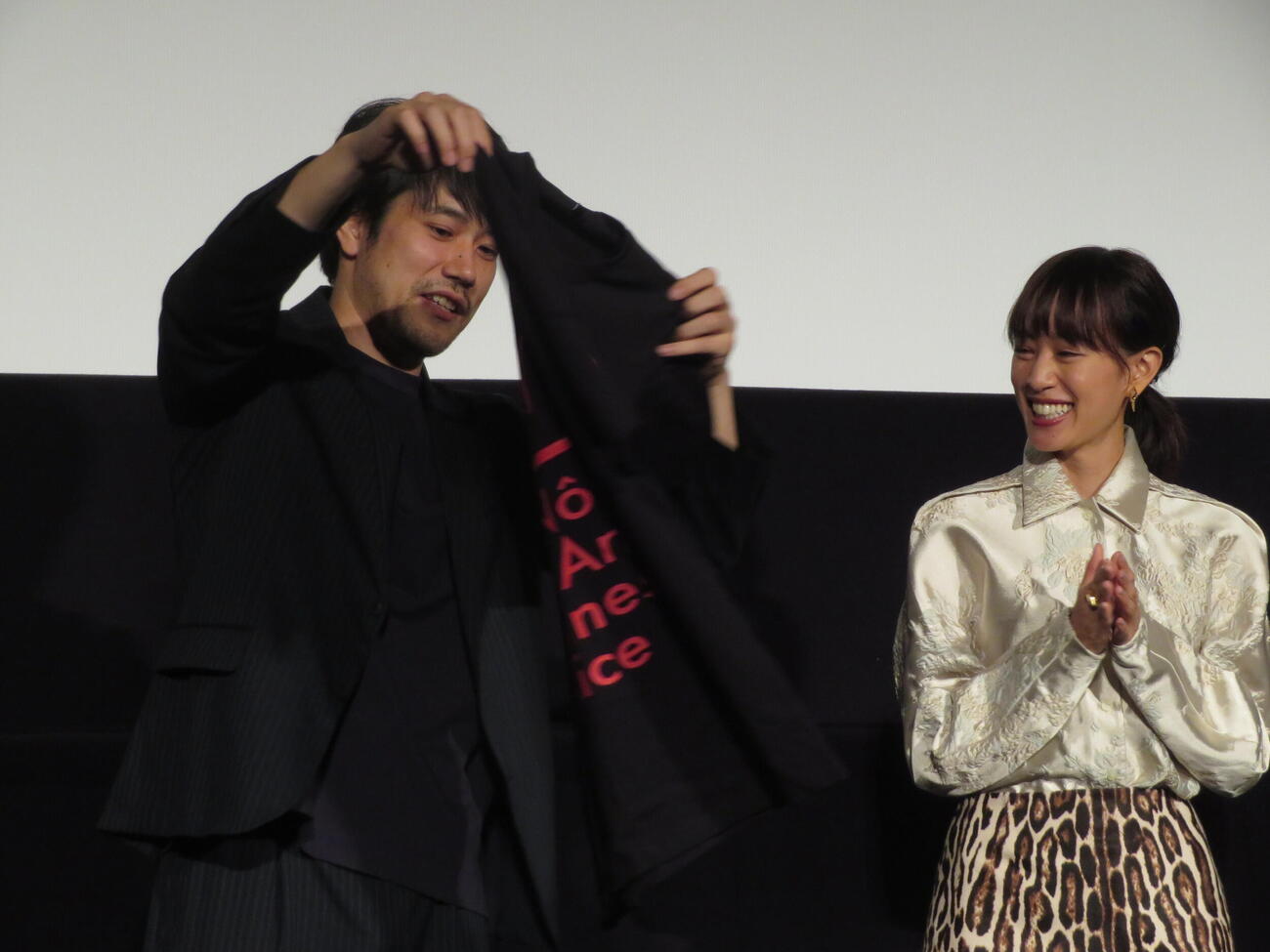 都内で映画「ナギダイアリー」ジャパンプレミアイベントでお土産にもらったTシャツを披露する松山ケンイチ