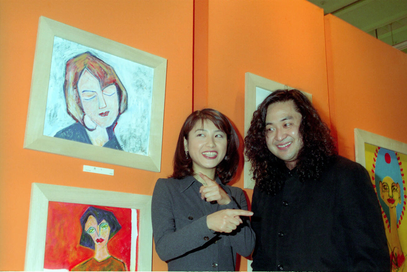 96年9月、個展で「婚約会見ではありません」と言いながらも高田万由子と仲良く、彼女を描いた絵（左上）の前に並んだ葉加瀬太郎