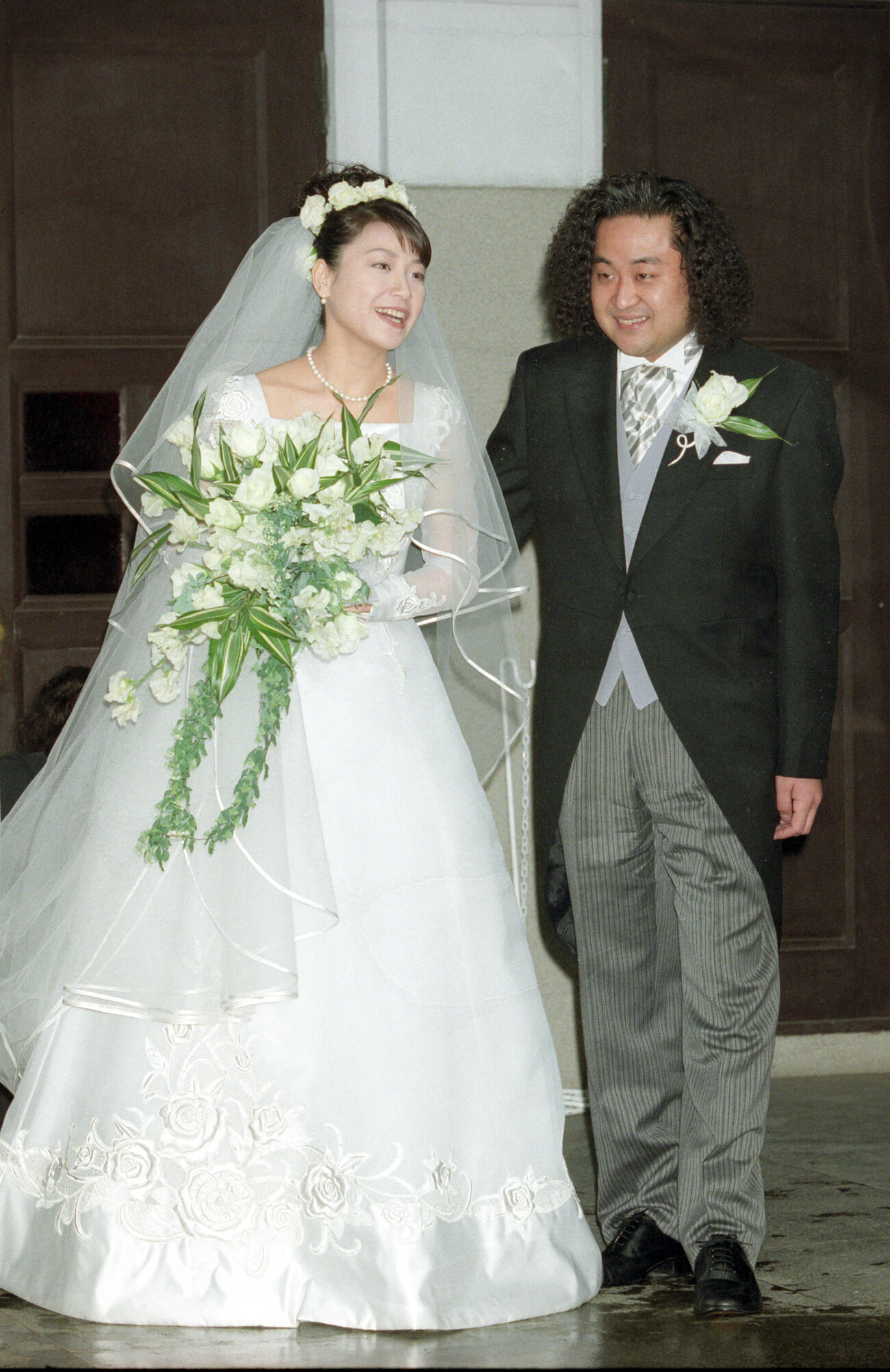 99年3月、葉加瀬太郎・高田万由子挙式　「結婚おめでとう」のかけ声に笑顔を見せる葉加瀬太郎と高田万由子