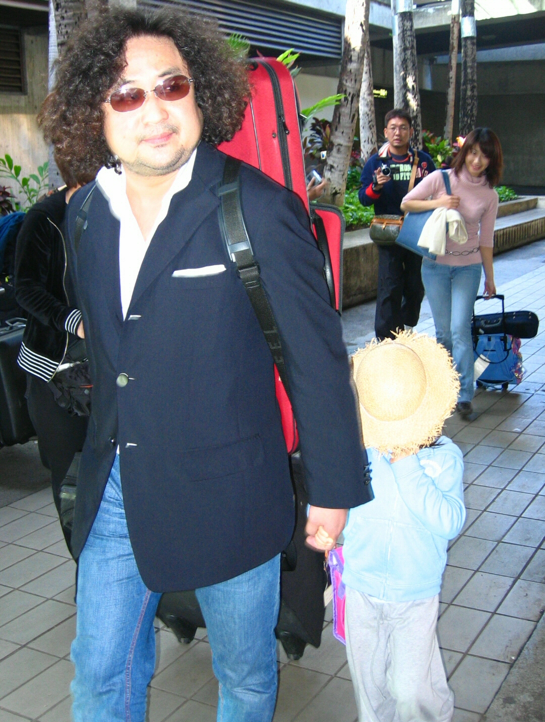 2005年1月、ハワイ入りした葉加瀬太郎（左）高田万由子夫妻