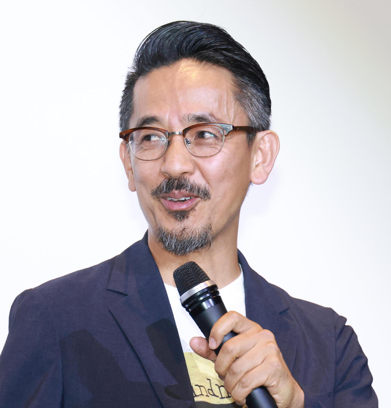 映画「平行と垂直」公開記念舞台あいさつを行う小林聖太郎監督（撮影・中島郁夫）