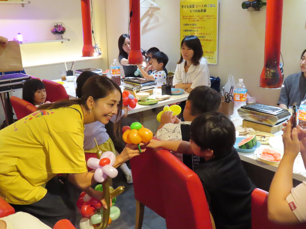 子ども食堂「ピースのごはん」で子供たちにバルーンアートを配る熊切あさ美