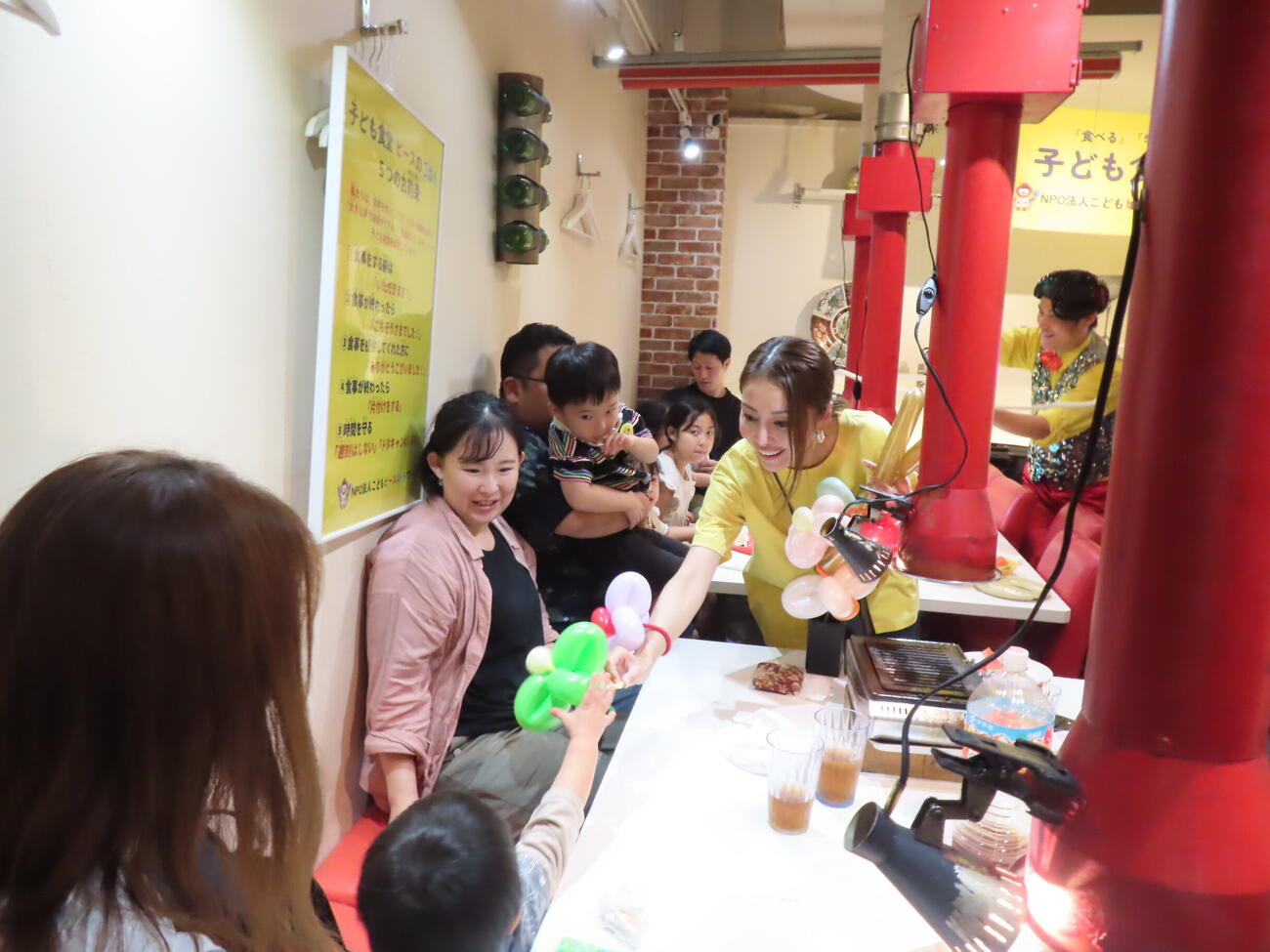 子ども食堂「ピースのごはん」で子供たちにバルーンアートを配る熊切あさ美