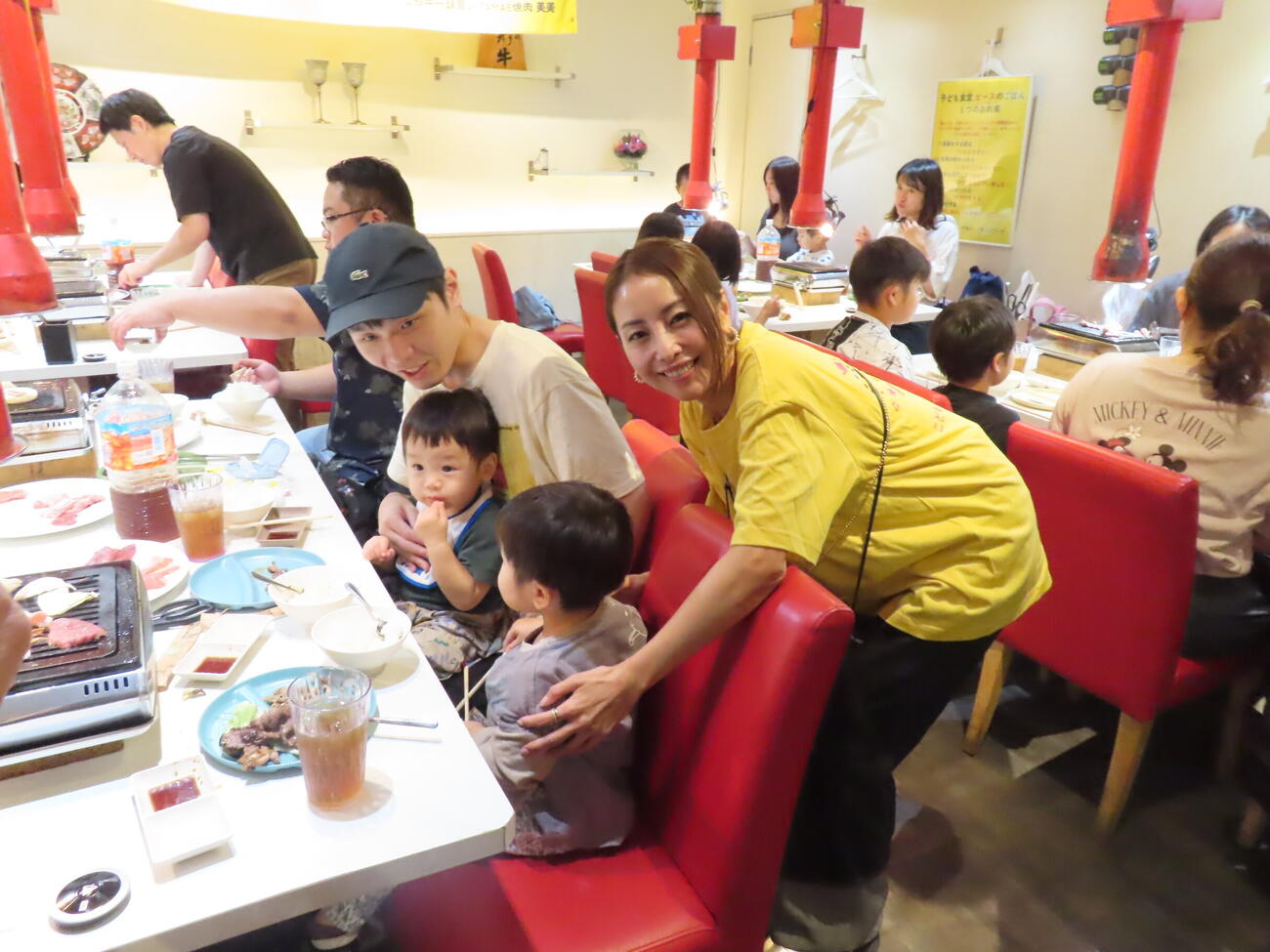 子ども食堂「ピースのごはん」で子供たちと交流する熊切あさ美