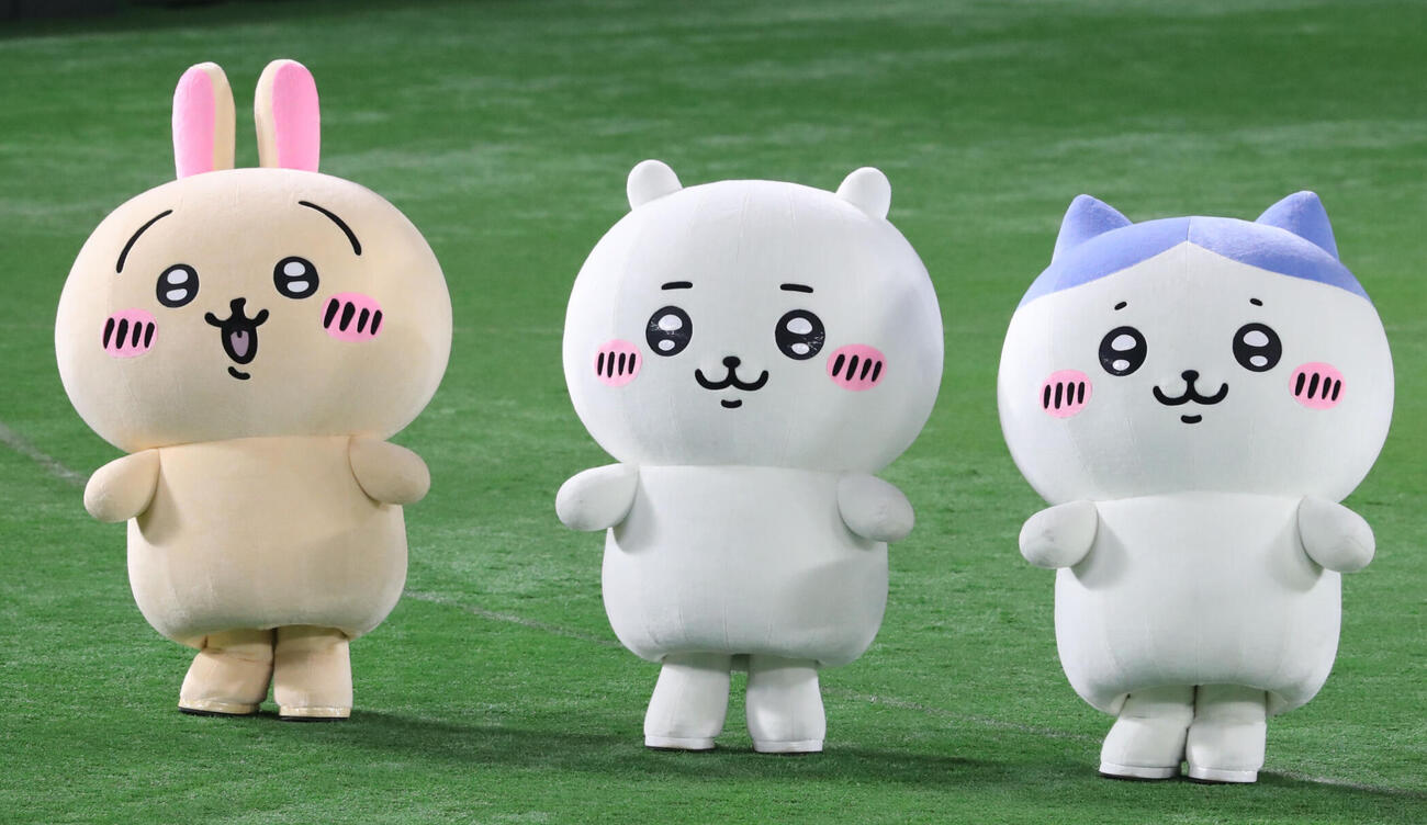 左からうさぎ、ちいかわ、ハチワレ（2023年5月撮影）