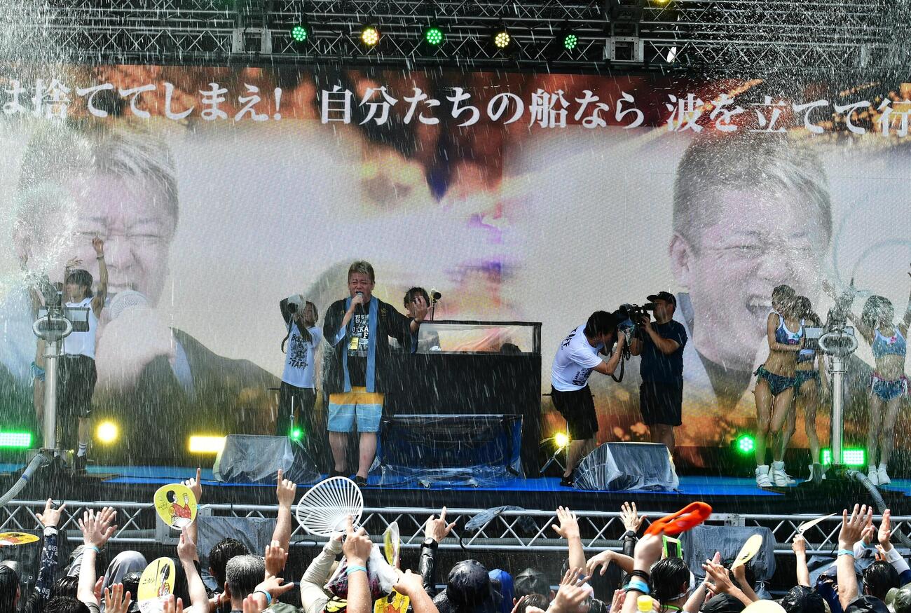 「別府温泉ぶっかけフェス」で温泉を放水しながら熱唱する堀江貴文氏