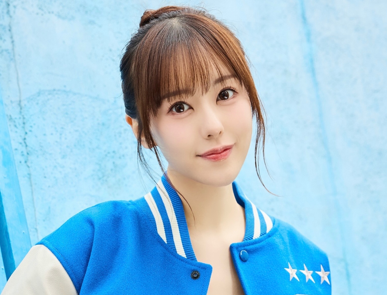 スタジャンから素肌あらわな音羽美奈（音羽美奈のインスタグラムから）
