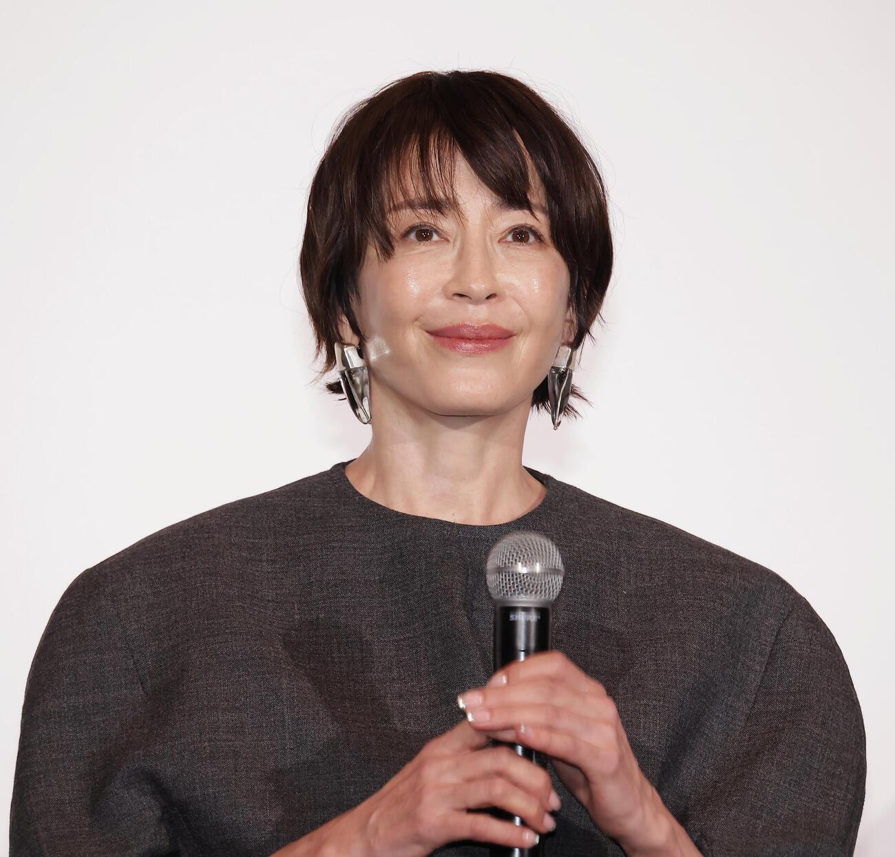 映画「しびれ」完成披露舞台あいさつを行う宮沢りえ（撮影・中島郁夫）