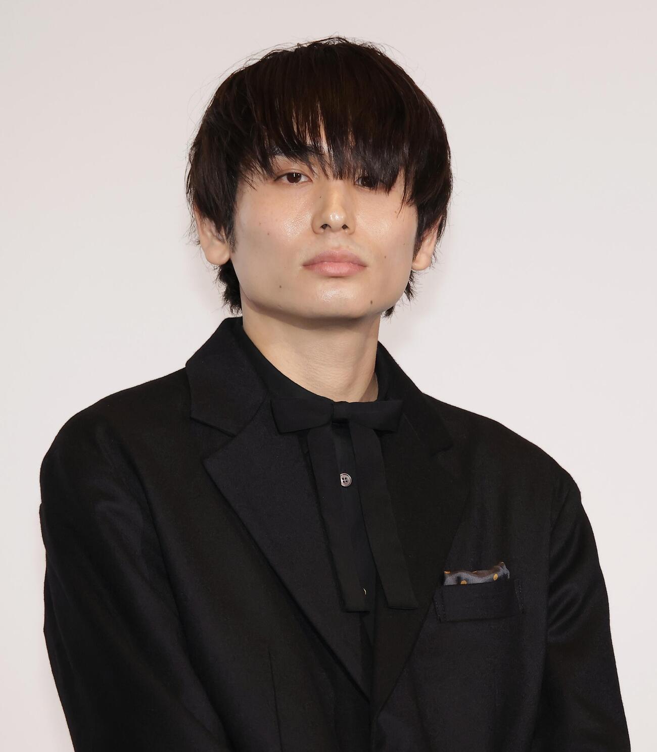 映画「しびれ」完成披露舞台あいさつを行う内山拓也監督（撮影・中島郁夫）