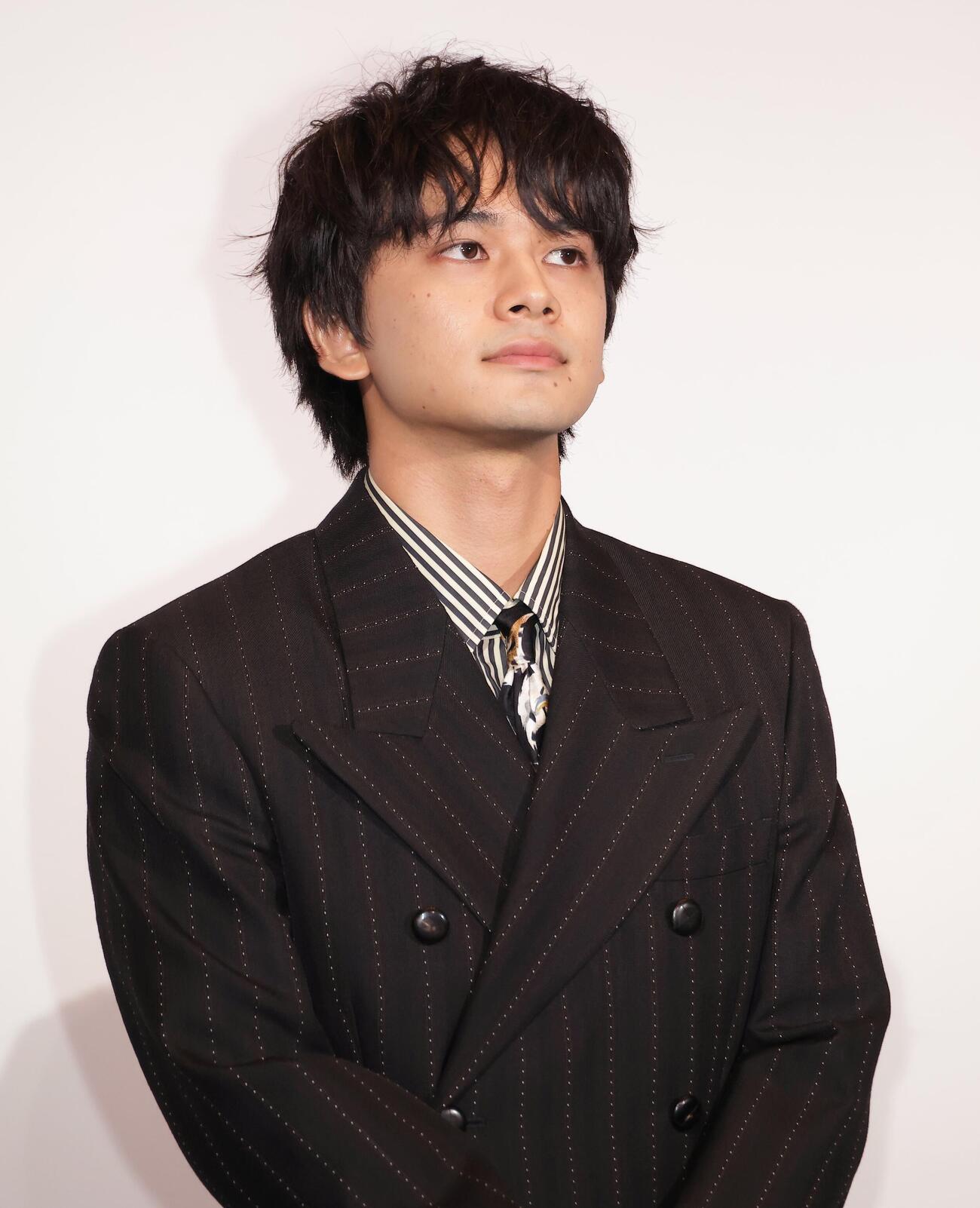 映画「しびれ」完成披露舞台あいさつを行う北村匠海（撮影・中島郁夫）
