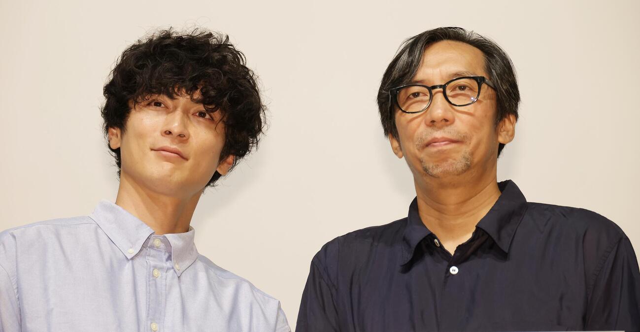 映画「うつくしいひと」舞台あいさつを行う高良健吾（左）と行定勲監督（撮影・中島郁夫）