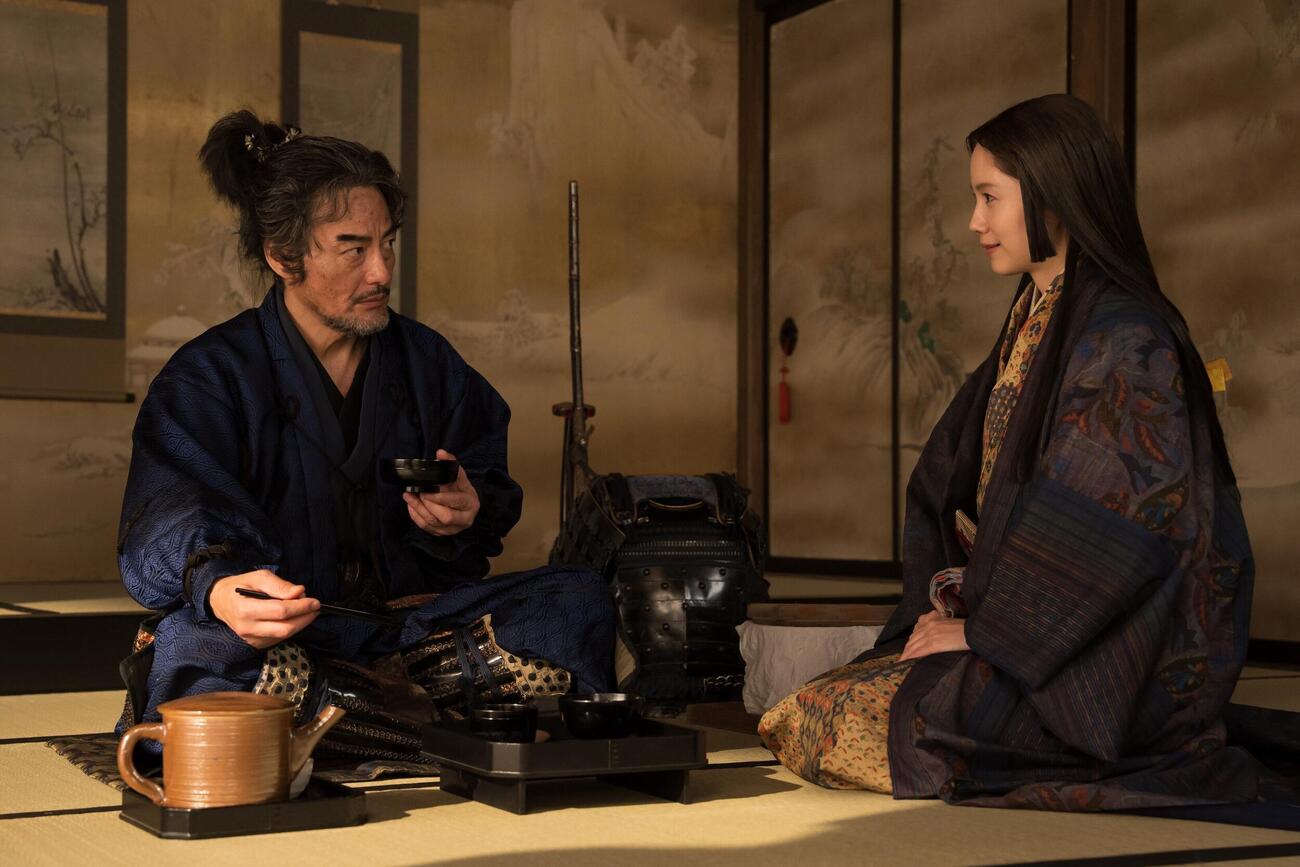 「豊臣兄弟！」第33回「北庄城の別れ」で柴田勝家を演じた山口馬木也（左）。右は市を演じた宮﨑あおい
