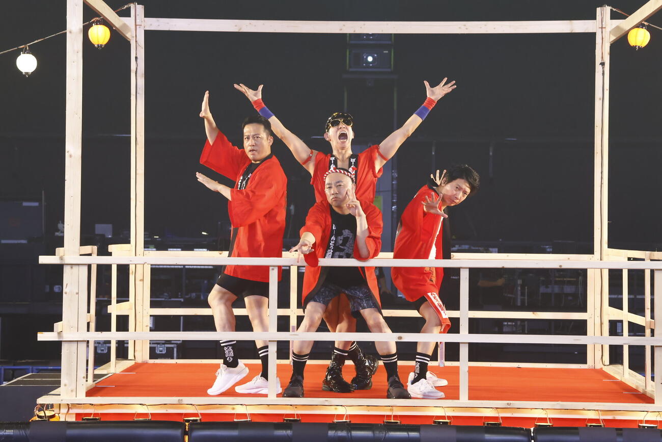 「ぼーんとぅ盆踊り2026夏～私たちは盆踊りをするために生まれてきた～」で会場を盛り上げた「レイザーラモン」RG（中央手前）とHG（同後方）、「藤崎マーケット」田崎佑一（左）とトキ