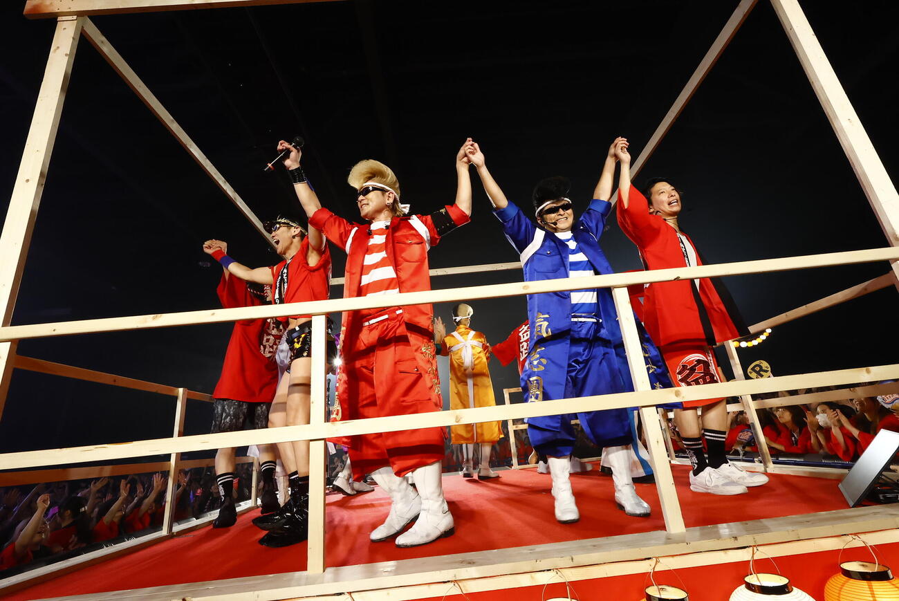 「ぼーんとぅ盆踊り2026夏～私たちは盆踊りをするために生まれてきた～」で会場を盛り上げたゲスト出演の氣志團、レイザーラモン、藤崎マーケットら