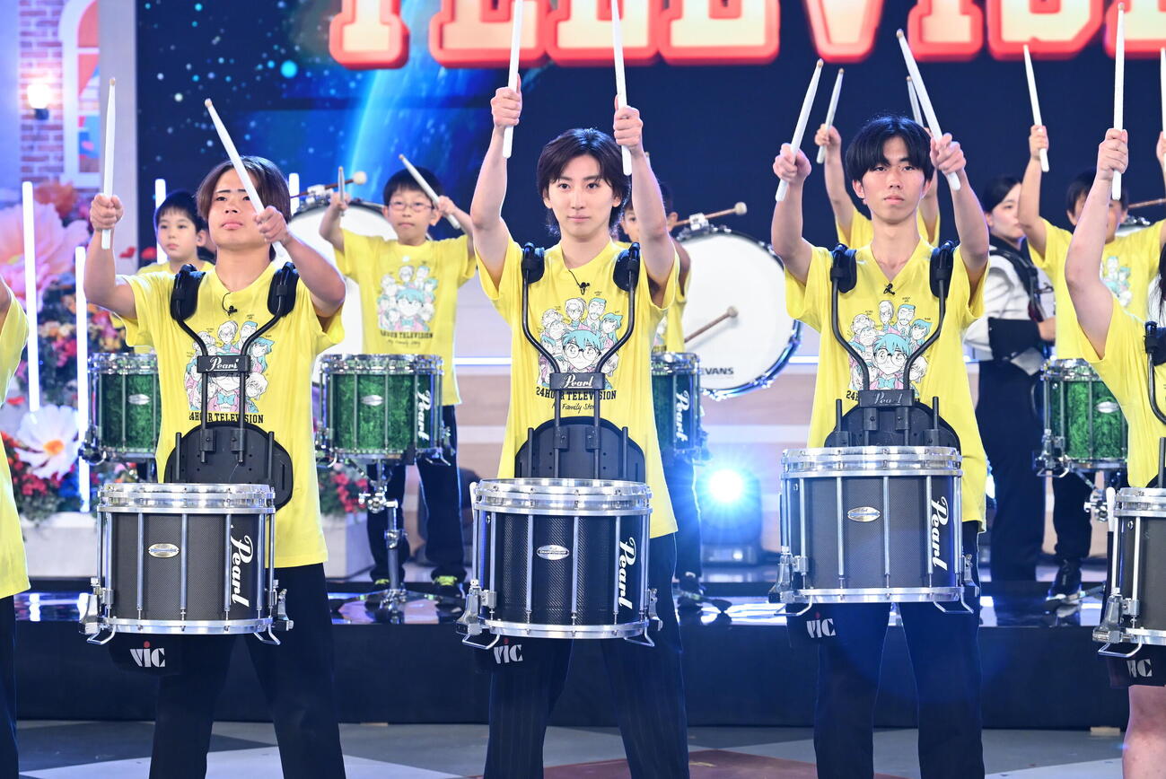 ドラムライン＆アニメソングパフォーマンスの様子。中央はSixTONES京本大我（C）日本テレビ