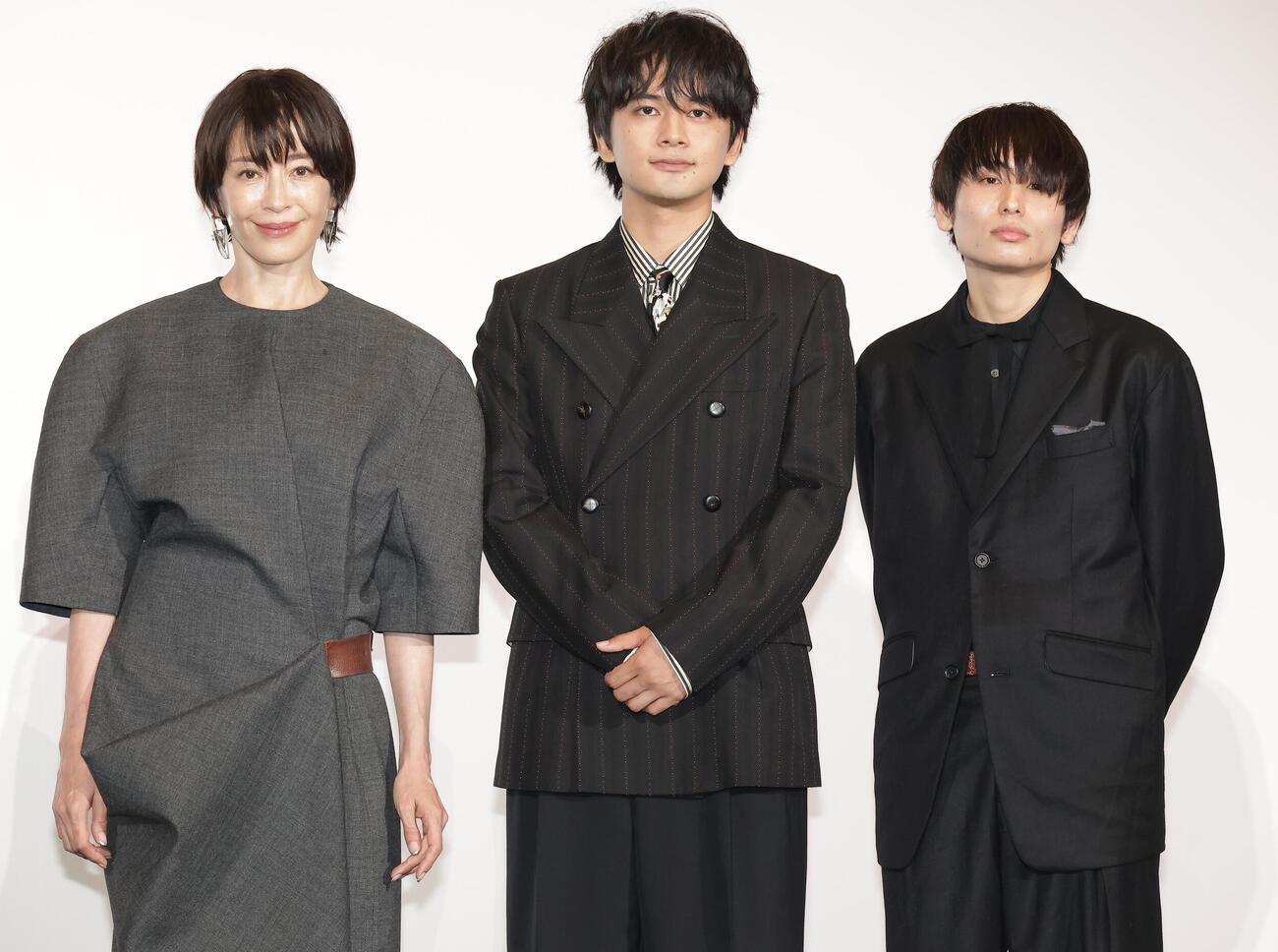 映画「しびれ」完成披露舞台あいさつを行う、左から宮沢りえ、北村匠海、内山拓也監督（撮影・中島郁夫）