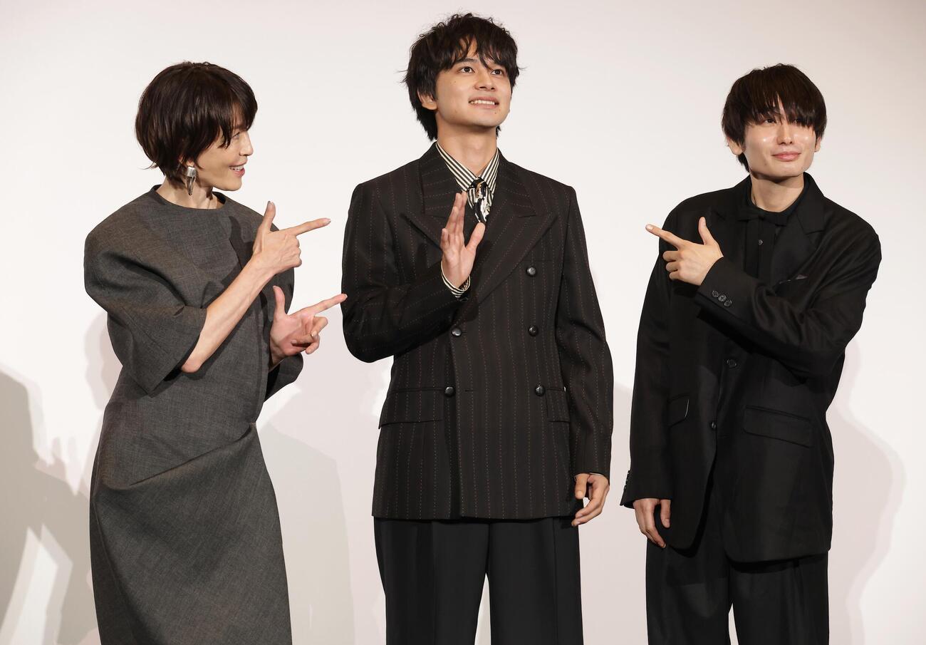 映画「しびれ」完成披露舞台あいさつを行う、左から宮沢りえ、北村匠海、内山拓也監督（撮影・中島郁夫）