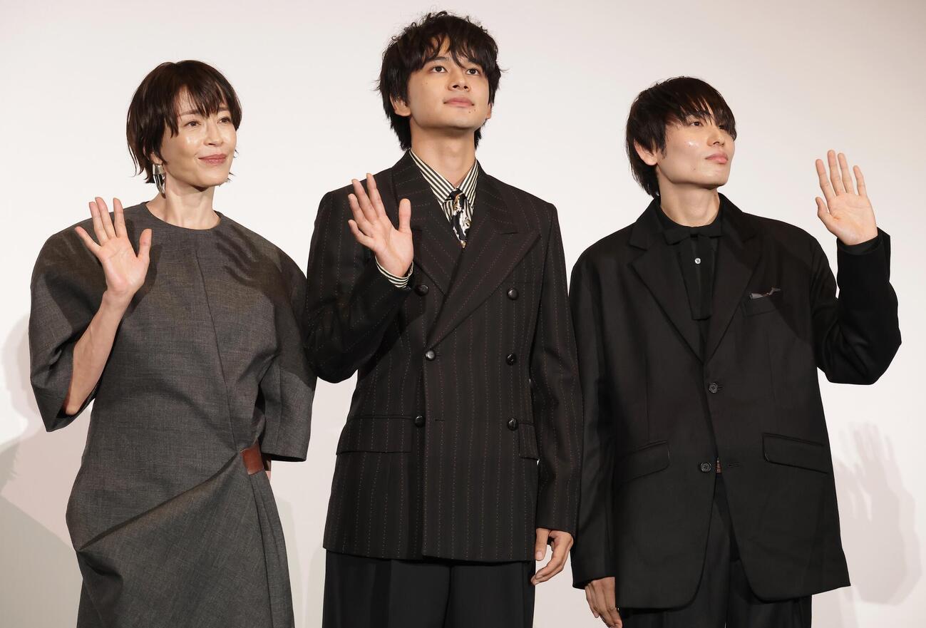 映画「しびれ」完成披露舞台あいさつを行う、左から宮沢りえ、北村匠海、内山拓也監督（撮影・中島郁夫）