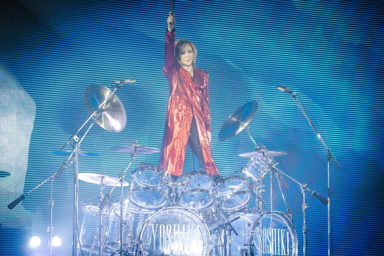 ディナーショーでパフォーマンスするYOSHIKI