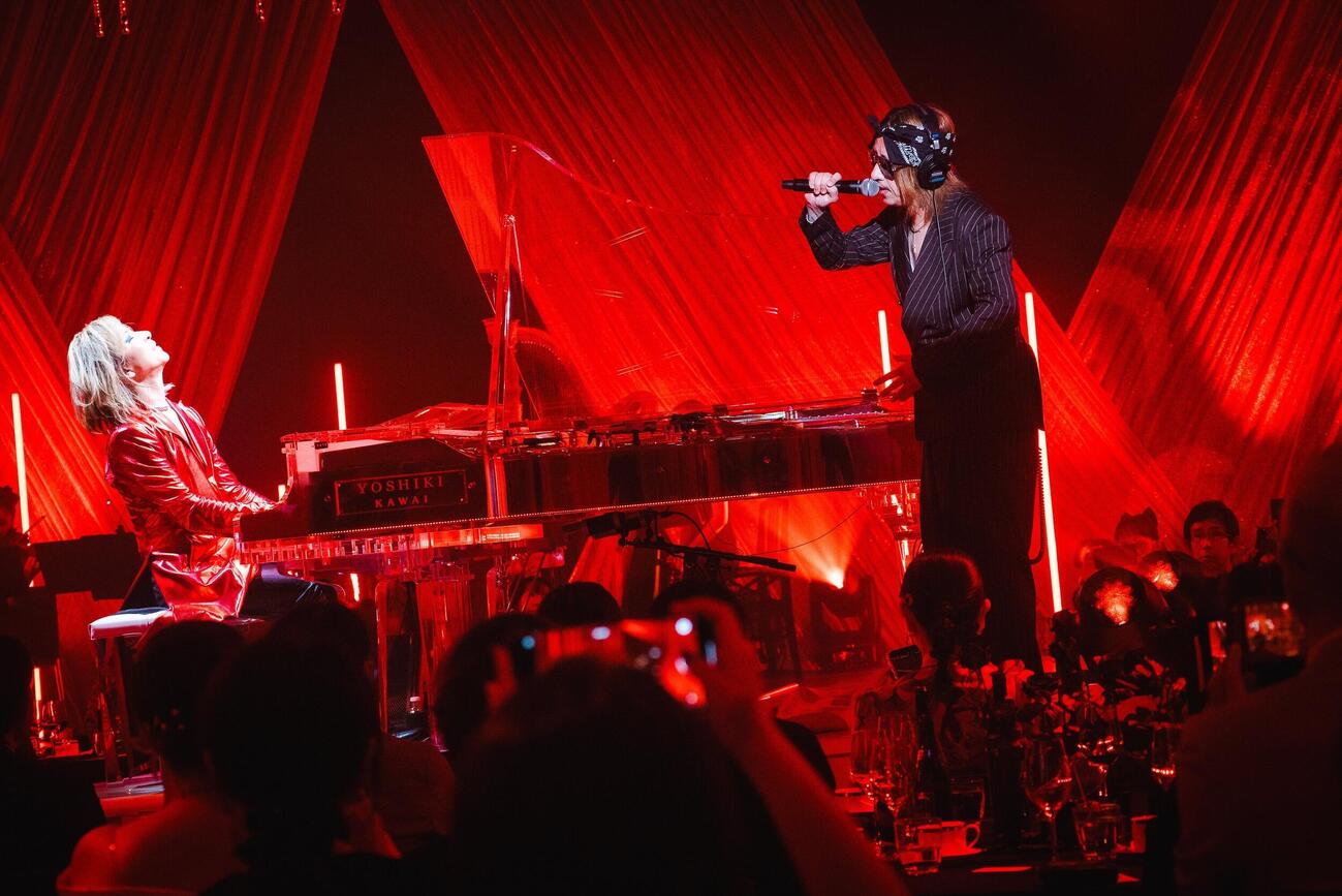 ディナーショーで清春とパフォーマンスするYOSHIKI　
