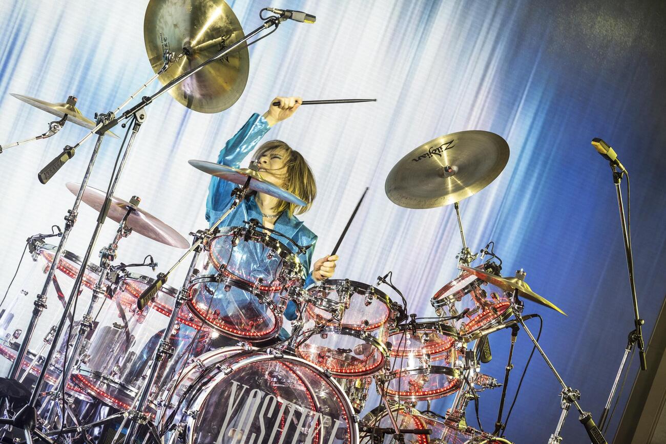 ディナーショーでパフォーマンスするYOSHIKI
