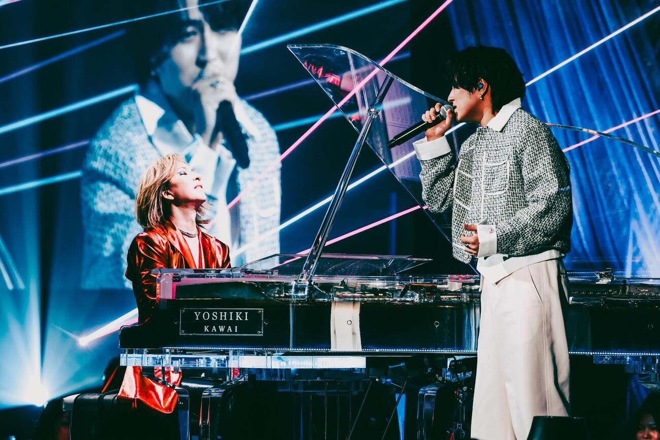 ディナーショーでNovelbright竹中雄大とパフォーマンスするYOSHIKI