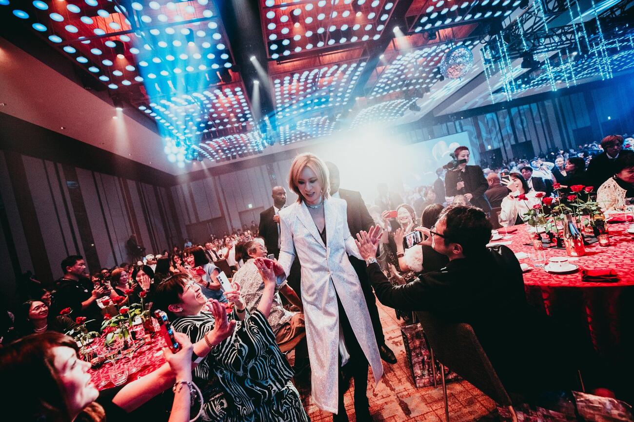 ディナーショーで会場を練り歩くYOSHIKI　