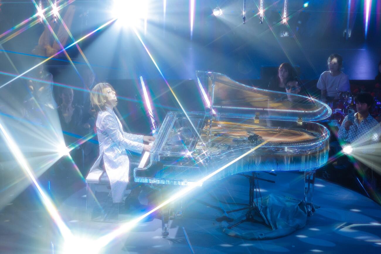 ディナーショーでパフォーマンスするYOSHIKI　