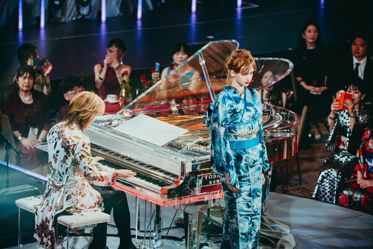 ディナーショーでパフォーマンスするYOSHIKI　