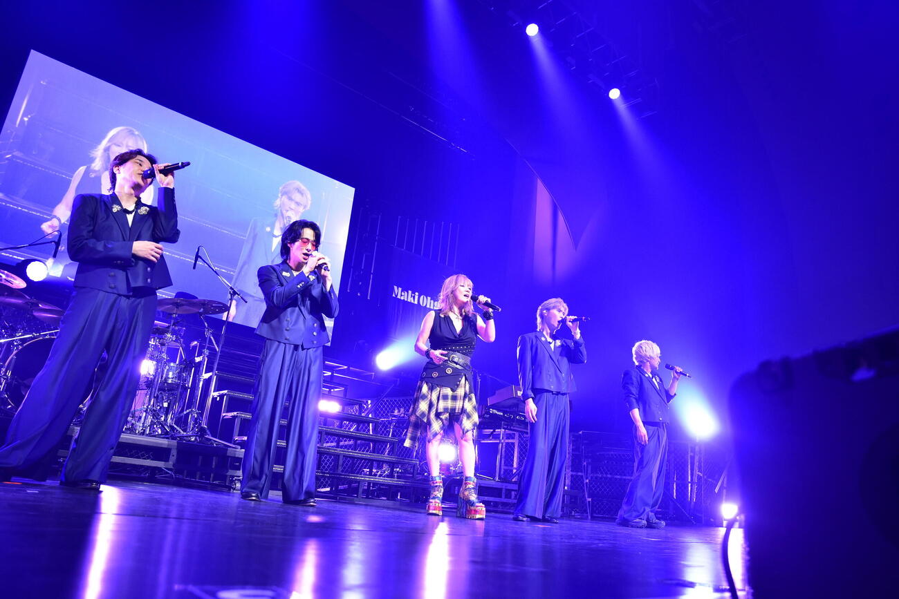 「A．B．C－Z CONNECTION Vol．2」でコラボした大黒摩季（左から3人目）とA．B．C－Zの左から五関晃一、戸塚祥太、1人おいて橋本良亮、塚田僚一