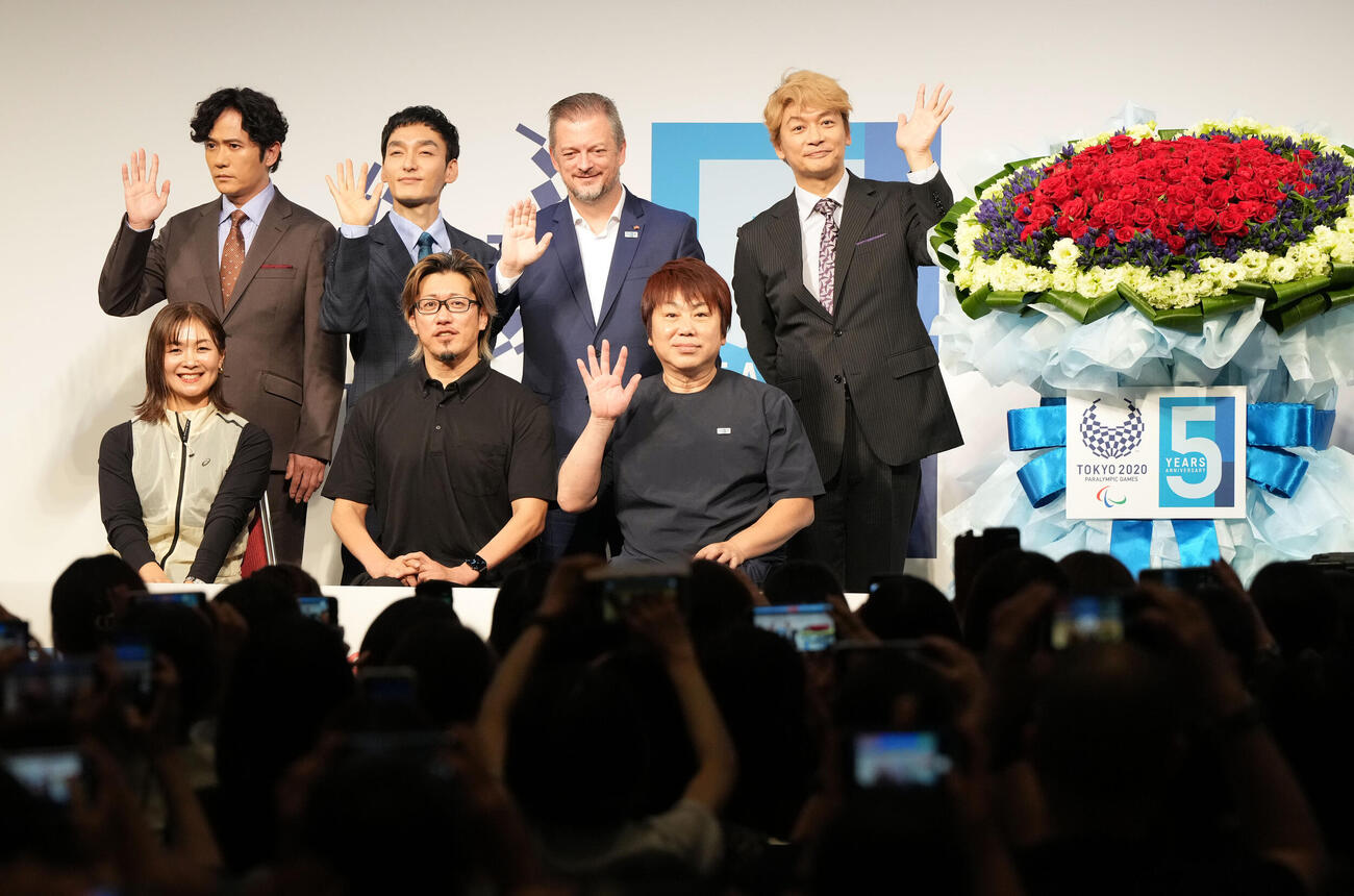 「東京2020パラリンピック5周年スペシャルステージ」に登壇した、前列左から谷真海さん、池崎大輔さん、根木慎志さん。後列左から稲垣吾郎、草彅剛、アンドリュー・パーソンズIPC会長、香取慎吾（撮影・たえ見朱実）
