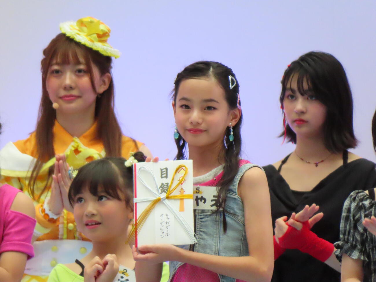 「ちゃおガール2026☆オーディション」でおはスタ賞の目録を手にするやえさん（中央）（撮影・鎌田良美）