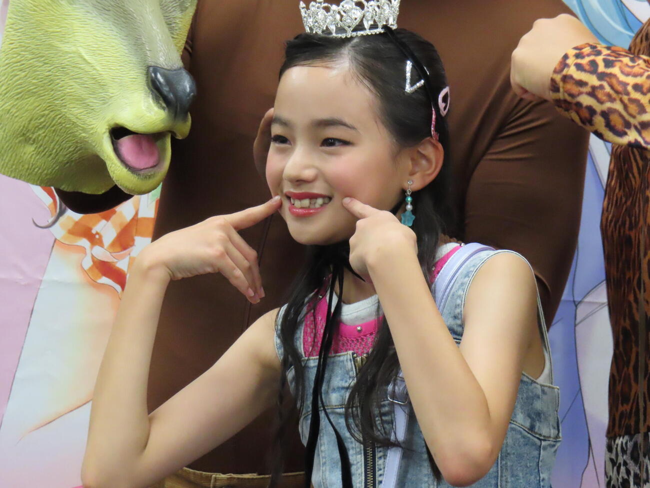 「ちゃおガール2026☆オーディション」グランプリのやえさんは八重歯ポーズ（撮影・鎌田良美）