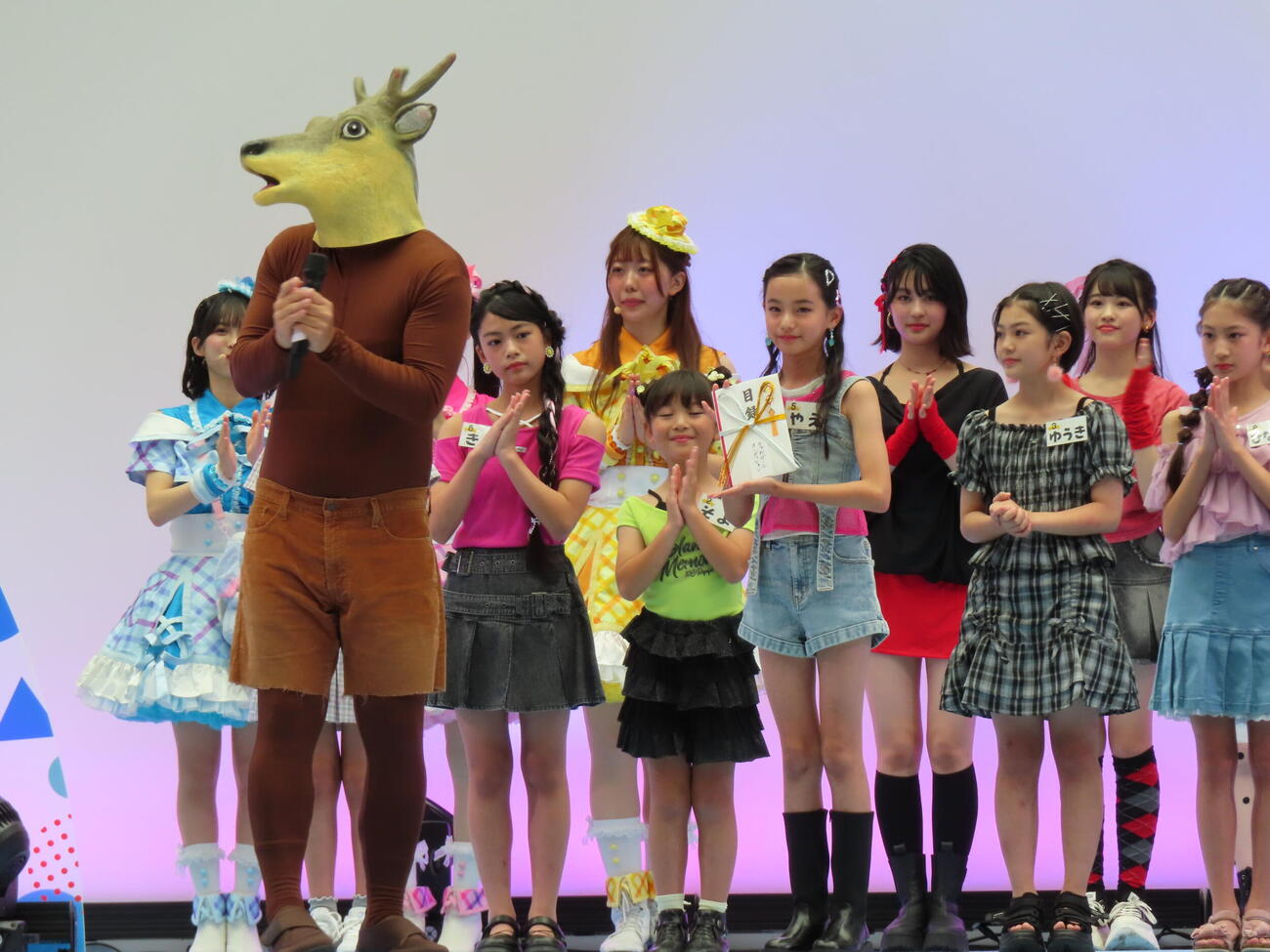 「ちゃおガール2026☆オーディション」でおはスタ賞の目録を手にするやえさん（右から5人目）（撮影・鎌田良美）