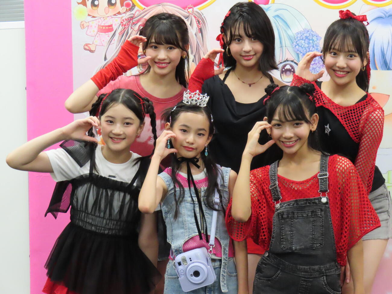 「ちゃおガール2026☆オーディション」グランプリのやえさん（下段中央）とちゃおガールはそろってちゃおポーズ。上段左から井原凪咲、水上あきら、泉沙和香、下段左が春岡花那、同右は中村りのあ（撮影・鎌田良美）