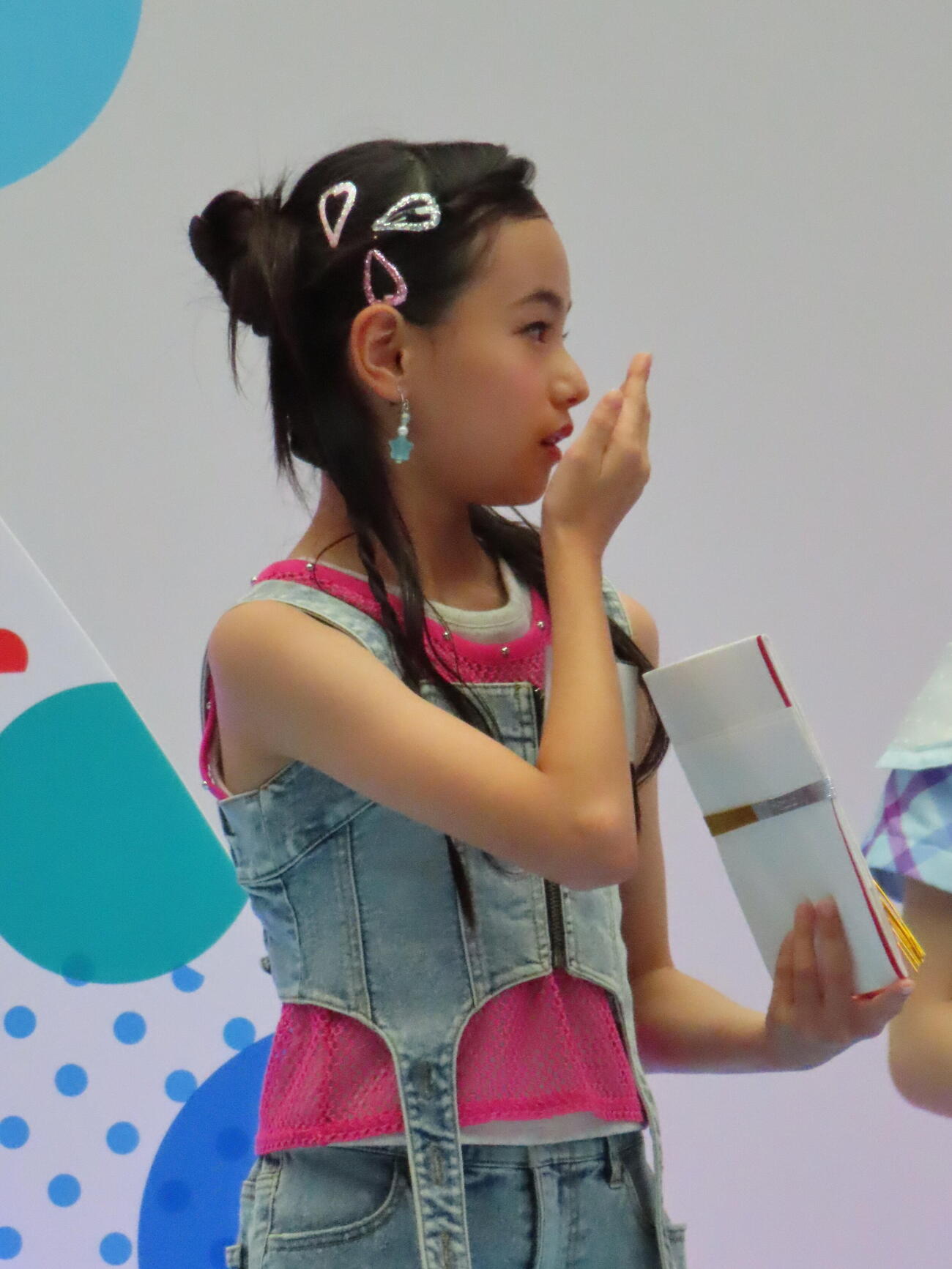 「ちゃおガール2026☆オーディション」グランプリで名前を呼ばれ、驚くやえさん（撮影・鎌田良美）