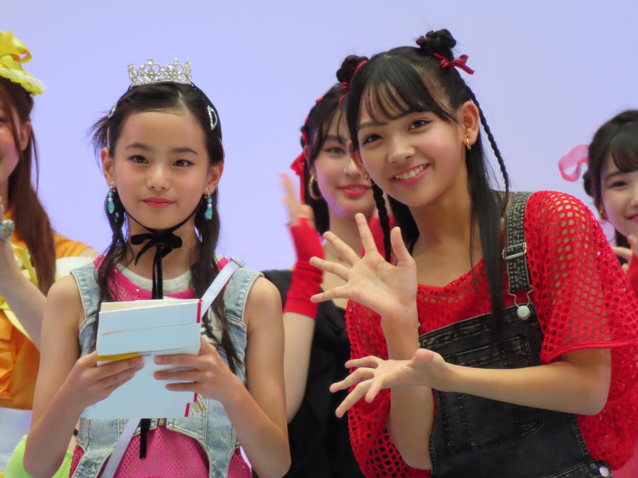 「ちゃおガール2026☆オーディション」でグランプリに輝いたやえさん（左）。右は中村りのあ（撮影・鎌田良美）