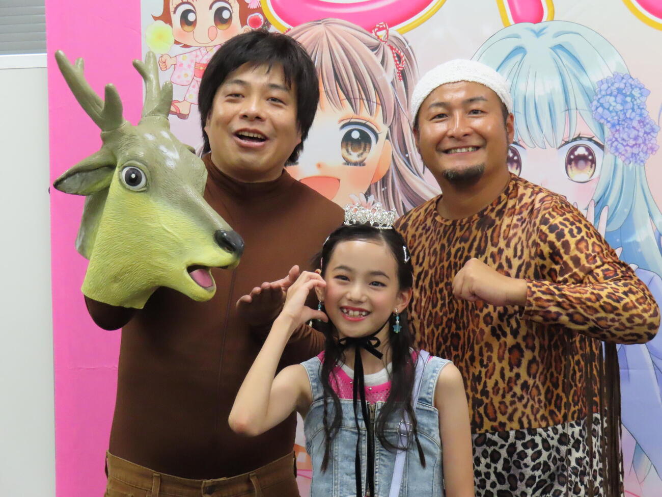 「ちゃおガール2026☆オーディション」でグランプリに輝いたやえさん（中央）とバンビーノ（撮影・鎌田良美）