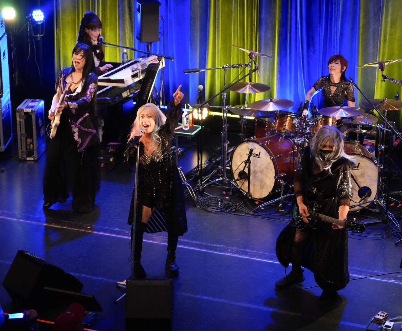 デビュー前日記念ライブに臨むSHOW−YA。中央はボーカルの寺田恵子（撮影・小沢裕）　♯東京・浅草花劇場　＝2026年8月30日