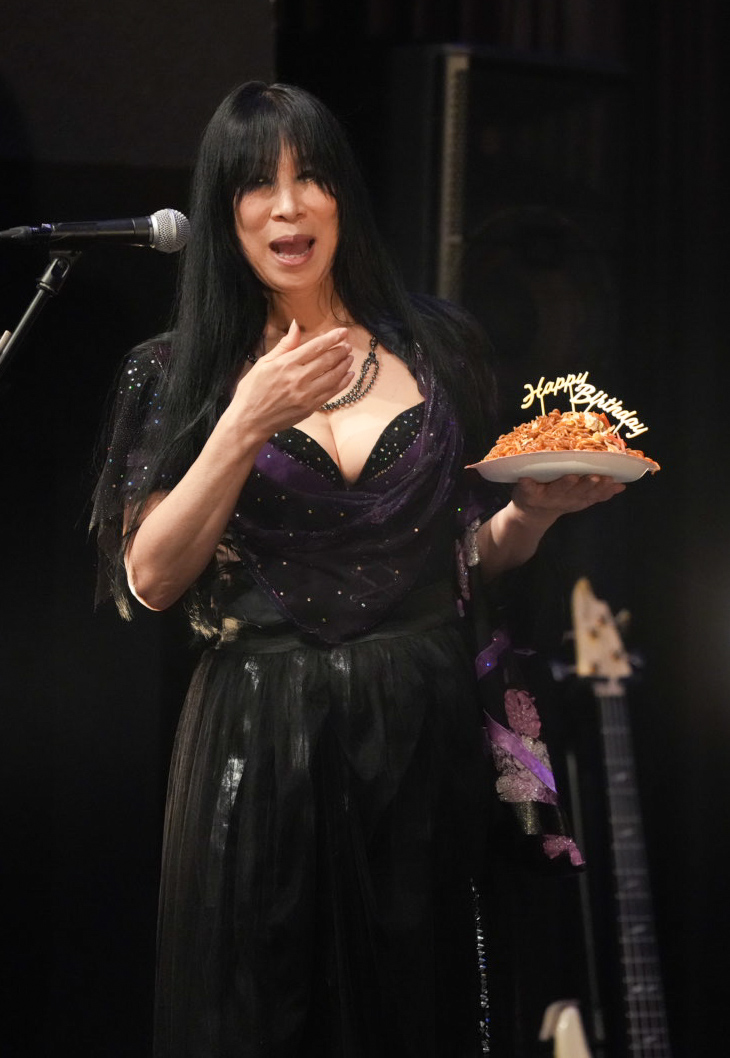デビュー前日記念ライブでバースデーケーキをプレゼントされ笑顔を見せるSHOW−YA仙波さとみ（撮影・小沢裕）　♯東京・浅草花劇場　＝2026年8月30日