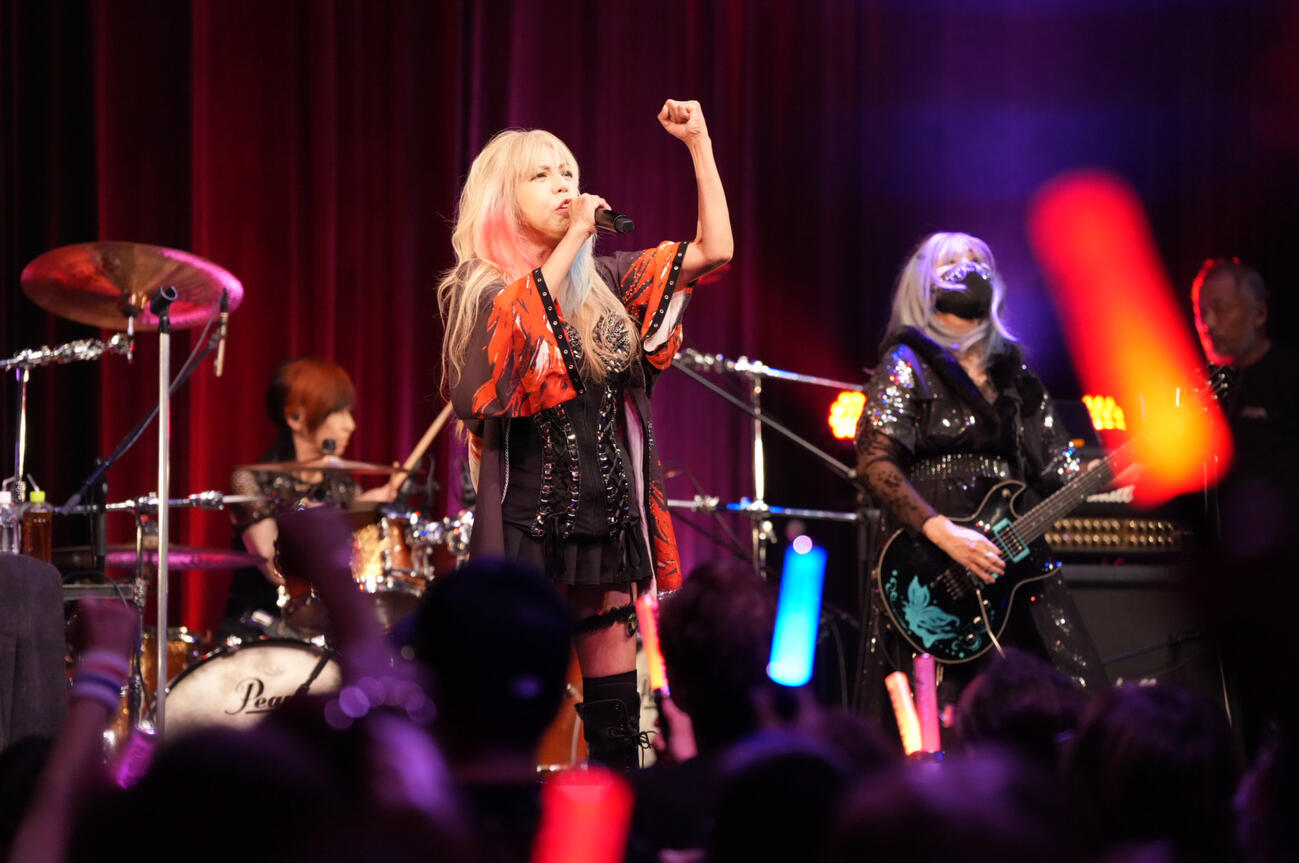 デビュー前日記念ライブに臨むSHOW−YA。中央はボーカルの寺田恵子（撮影・小沢裕）　♯東京・浅草花劇場　＝2026年8月30日
