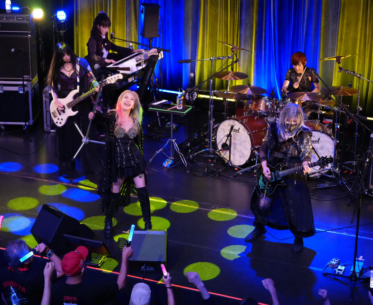 デビュー前日記念ライブに臨むSHOW−YA。中央はボーカルの寺田恵子（撮影・小沢裕）　♯東京・浅草花劇場　＝2026年8月30日