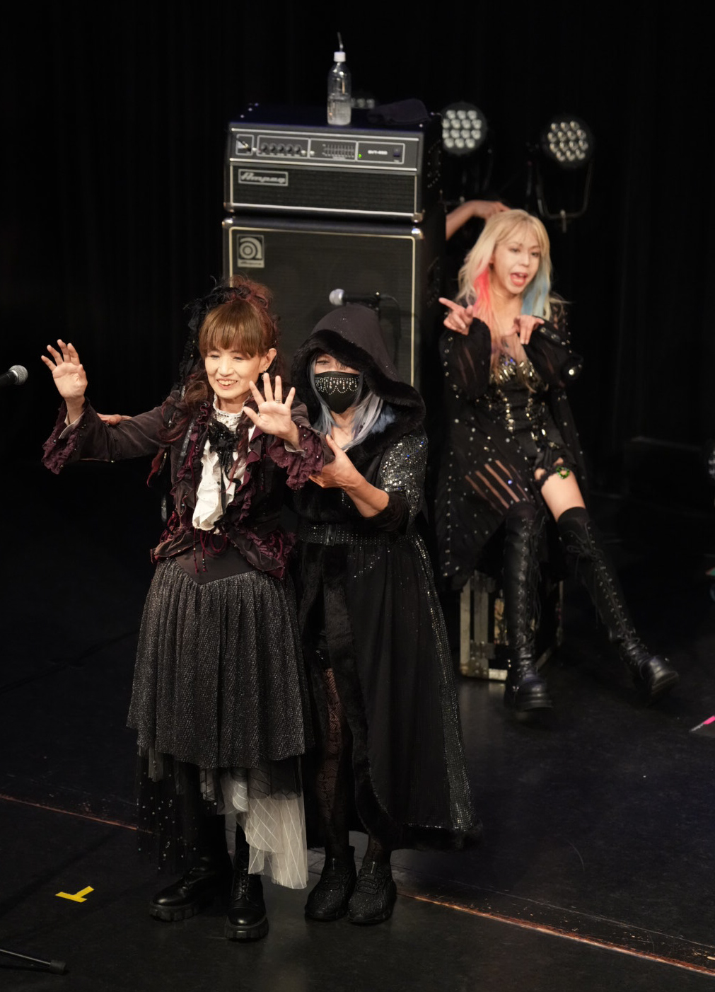 デビュー前日記念ライブのフィナーレで観客に手を振るSHOW−YA中村美紀（左）と五十嵐美貴。後方右は福田恵子（撮影・小沢裕）　♯東京・浅草花劇場　＝2026年8月30日