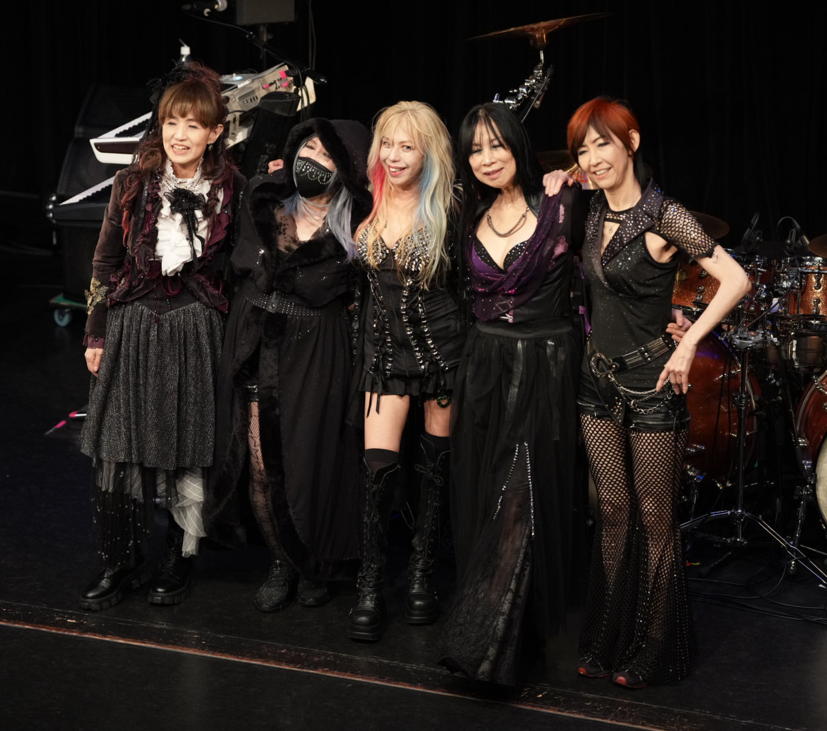 デビュー前日記念ライブを終えステージからあいさつするSHOW−YAの、左から中村美紀、五十嵐美貴、福田恵子、仙波さとみ、角野美喜（撮影・小沢裕）　♯東京・浅草花劇場　＝2026年8月30日