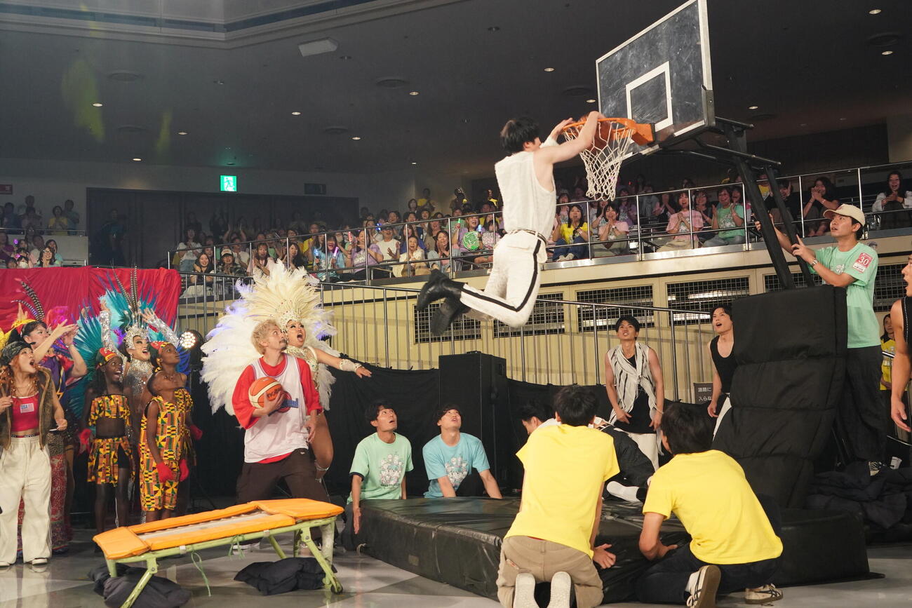 SixTONESら総勢130人による「ボーダーレスLIVE」の様子（C）日本テレビ