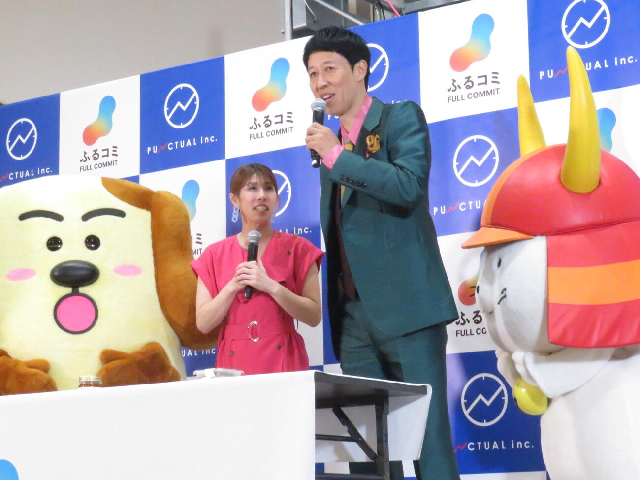 「ふるコミ」のイベントに参加した小籔千豊（中央右）と吉田沙保里（同左）